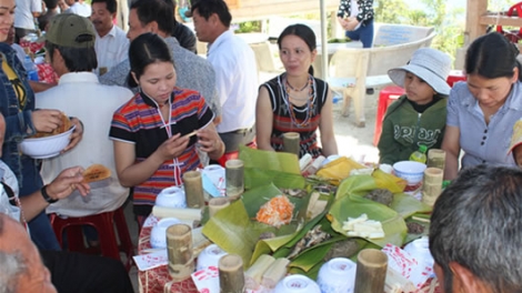 La liêm pr’hay r’véh r’đoọng, chr’na đha nắh truyền thống Cơ Tu.