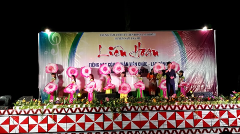 Chr’hoong Nam Trà MyR’rộ r’răm bh’rợ xa nay văn nghệ Hơnh Đảng, déh ha pruốt