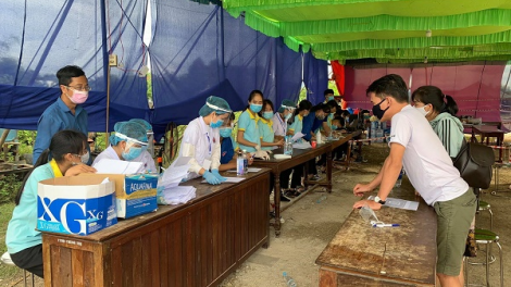Đoàn viên đha đhâm c’moor Đại học Y Dước Huế zooi zúp cha groong pr’lúh