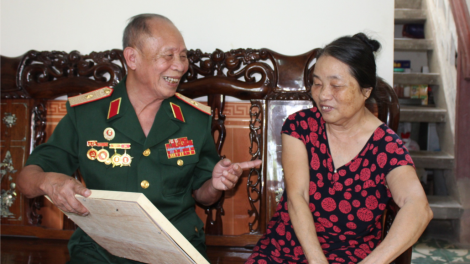 Tấm gương tr’ang liêm ooy pr’ắt tr’mung zâp t’ngay âng manứih Tướng 71 c’moo tuổi đảng