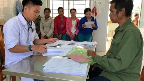 Zư lêy c’rơ đoọng ha đhanuôr pr’zớc Lào- muy rau chr’nắp liêm âng bh’rợ y đhị Tây Giang