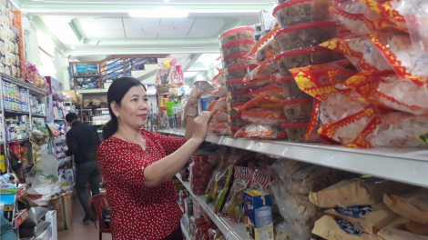 Hướng Hoá ra văng lâng têêm ngăn hàng hoá đoọng đươi bêl tết