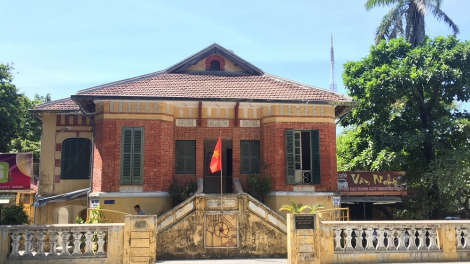 Pr’đhang bh’rợ đong xang ty đanh lang Pháp a hay đhị Huế r’dợ xoọc bil pất