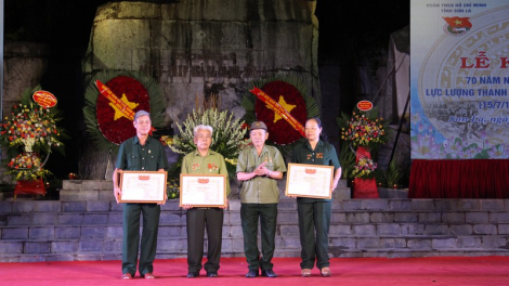 Tr’clá tr’ang cr’noọ xa nay ta đhâm c’mor xung phong Việt Nam