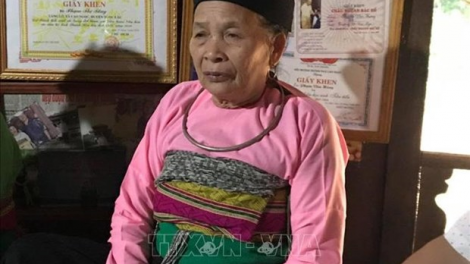 Nghệ nhân Phạm Thị Tắng- ma nuyh zư đớc lâng pa choom đọong pa dưr “zập rau chr’năp liêm” k’tiếc Mường
