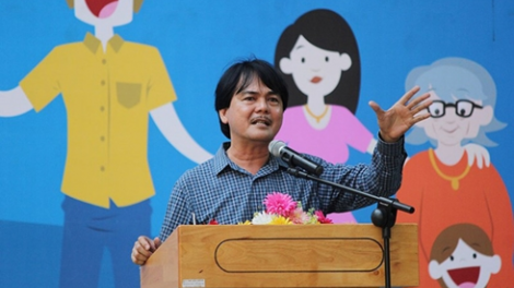 Thầy hiệu trưởng kiêng p’têệt pa dur loom chắp kiêng k’tiếc k’ruung ha học sinh