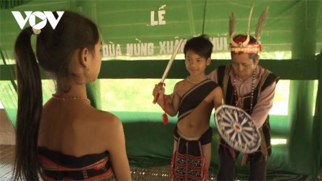 Đảng viên Cơ Tu bhrợ pa dưr loom xơợng đươi âng đha nuôr cơnh lâng Đảng