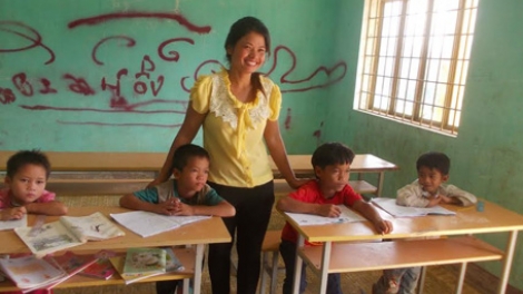 Cô giáo Kadong” Manứih k’căn zooi zúp đoọng ha học sinh k’coong ch’ngai