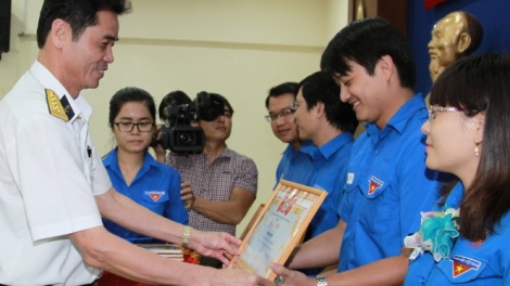 T’bhlâng xrặ bhrợ lâng p’cắh râu cr’noọ tr’kiêng biển đảo âng văn nghệ sĩ ĐBSCL.