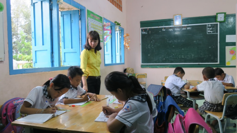 Apêê cô giáo p’niên zr’nắh k’đháp pa choom cr’liêng chữ cóh cr’noon biển Tiến Bình