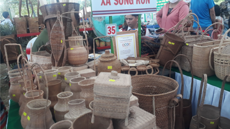 Ma nưih Cơ Tu “Đơơng bh’nơơn crâng ca coong chô ooy phố”