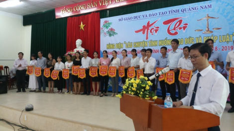 Học sinh lêy prá xay ooy đắh pr’ắt tr’nớt lâng pháp luật