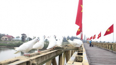 Pa zêng phóng sự: Tơợ tr’zêl tr’penh ahay đh’rứah bhrợ pa dưr hoà bìnhBha ar xrặ pr’lứch: Bhrợ pa liêm hoà bình đhị k’tiếc anh hùng