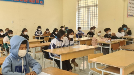 Cha kêệt ra ngooh vaih đanh, thầy cô giáo z’lâh crâng k’coong lướt k’dua học sinh tước ooy trường