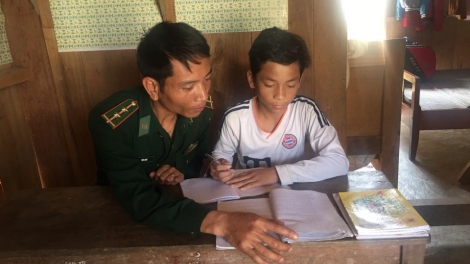 Bộ đội Biên phòng băn học sinh Việt – Lào