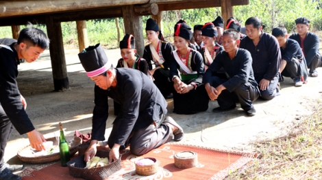 Rau chr’nắp âng crâng coh pr’ắt tr’mông lâng pr’hát xa nul âng manuyh Khơ Mú