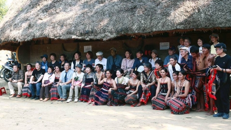 Câu lạc bộ Dân ca Dân vũ Zơ Ra nắc đhị p’têết pazưm văn hoá acoon cóh tước lâng pr’zợc p’niên