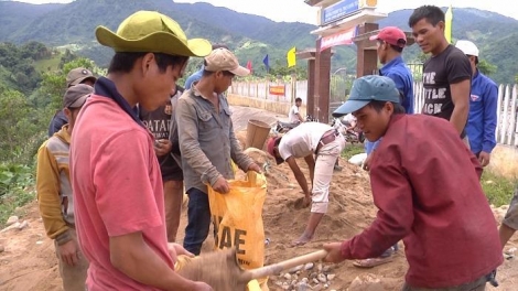 Video: Lang p’niên Nam Trà My xung kích tu cr’noọ bh’rợ pa’xiêr đha’rứt(TUỔI TRẺ NAM TRÀ MY XUNG KÍCH VÌ MỤC TIÊU GIẢM NGHÈO)
