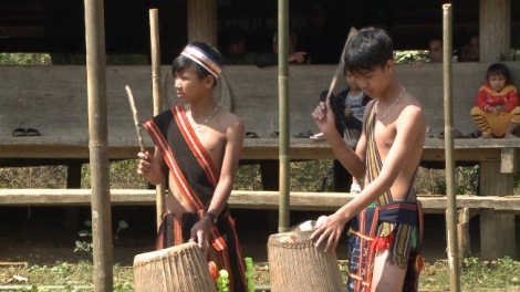 Video: Zư lêy nghệ thuật chiing cha’gâr  cóh mưy chr’val k’coong ch’ngai( CÁCH BẢO TỒN NGHỆ THUẬT TRỐNG CHIÊNG Ở XÃ ZHUÔI)