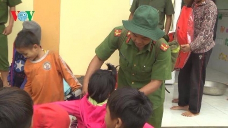 Video: KỊP THỜI GIÚP ĐỠ NGƯỜI DÂN VÙNG SẠT LỞ Ở NAM TRÀ MY