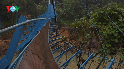 Video: Huyện Phước Sơn (Quảng Nam)Đứt mố cầu treo một học sinh thiêt mạng