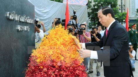 Chủ tịch k’tiếc k’ruung bắt hương Chủ tịch Hồ Chí Minh