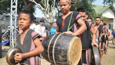 Kon Tum đơơng pachoom chiing goong, múa xoang moót ooy trường học