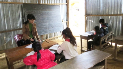 Quảng Bình: Kiểm điểm Chủ tịch UBND chr’hoong Minh Hoá crêê tước ooy bh’rợ xăl bấc ơl cán bộ, giáo viên