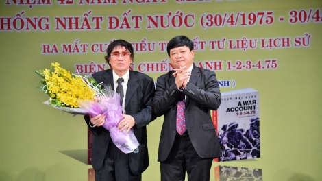 Pa cắh tiểu thuyết tư liệu lịch sử “Biên bản chiến tranh 1-2-3-4.75” x’rắ lâng p’rá Việt lâng p’rá Anh