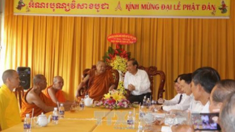 Phó Thủ tướng Trương Hoà Bình tước lum lêy Học viện Phật giáo Nam Tông Khơ me