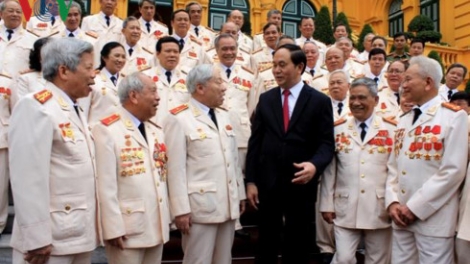 Chủ tịch k’tiếc k’ruung Trần Đại Quang lưm mặt apêê đại biểu cán bộ công an chi viện chiến trường miền Nam