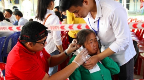 Pazao đoọng 1.000 máy trợ thính c’toor ha pêê t’coóh lâng p’niên tung zr’lụ miền Trung-Tây Nguyên