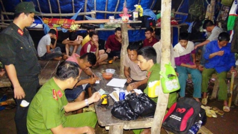 Quảng Nam: ha’rập boọng bhrợ vàng, mưy cha’nặc chêết