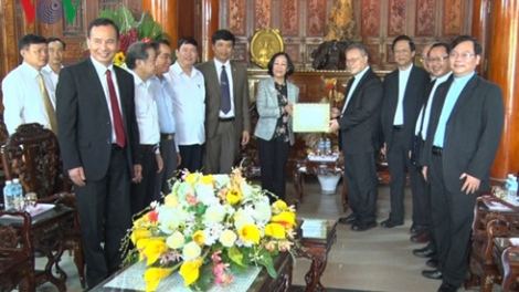 Trưởng ban Dân vận Trung ương Trương Thị Mai lưm hơnh déh zâp chức sắc tôn giáo đhị Huế