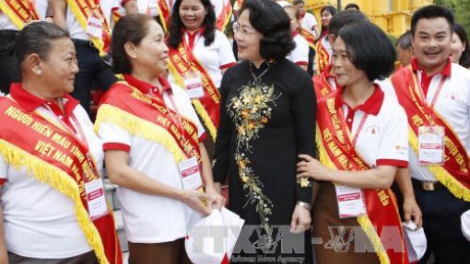 Phó Chủ tịch k’tiếc k’ruung Đặng Thị Ngọc Thịnh đương hơnh déh apêê đại biểu đoọng aham liêm loom