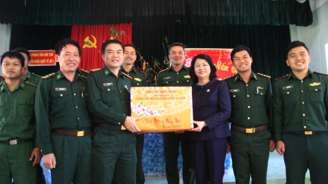 Phó Chủ tịch k’tiếc k’ruung Đặng Thị Ngọc Thịnh lưm, chức Tết quân đhanuôr k’noong k’tiếc tỉnh Kon Tum