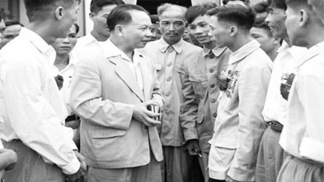 Xuất bản sách “Đồng chí Trường Chinh-ma nuýh bh’cộ bhriêl choom bhlầng âng Đảng, âng vel đong Nam Định