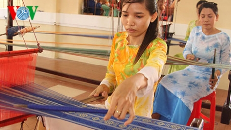 Đhr’năng bil pất zâp vel bhươl bh’rợ tr’nêng truyền thống Chăm Nam bộ