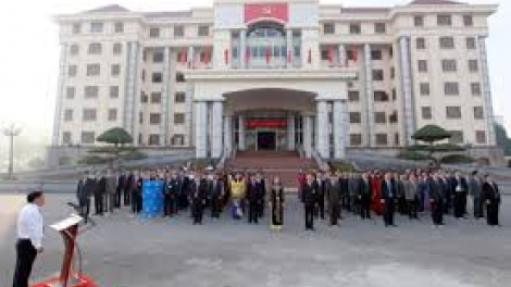 Ninh Bình xay bhrợ zập ooy sinh hoạt chính trị lâng cơnh chào cờ tợơp tuần