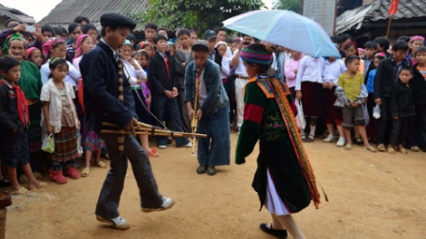 Zư lêy, pa dưr apêê chr’nắp văn hoá ty đanh chợ tình Khau Vai