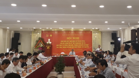 Apêê tỉnh miền Trung-Tây Nguyên “Bhrợ k’rơ bh’rợ học tập lâng bhrợ têng cơnh tấm gươngởp’ặt bh’rợ Hồ Chí Minh