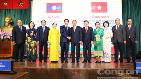 Thành phố Hồ Chí Minh đương đớp Huân chương pa dưr hạng Muy âng Nhà nước Lào cher đoọng