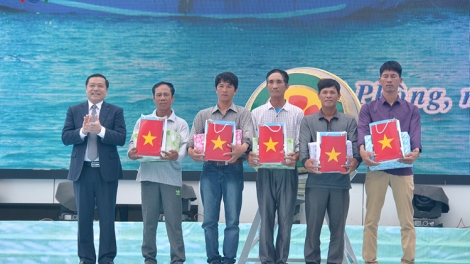 Phó Chủ tịch k’tiếc k’ruung Đặng Thị Ngọc Thịnh tước pấh bhiệc bhan glúh lướt ta bơơn a chông axiu cóh biển c’moo 2017