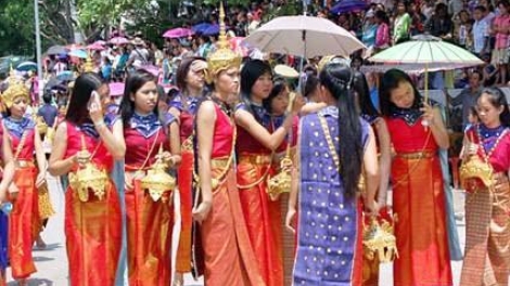 Sơn la: Lum mặt apêê học sinh Lào đha lum Tết ty đanh Bun Pi May