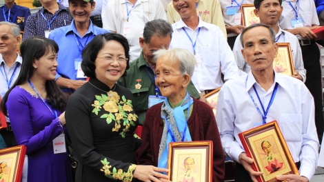 Phó Chủ tịch k’tiếc k’ruung Đặng Thị Ngọc Thịnh đương hơnh déh manứih vêy công tỉnh Hậu Giang