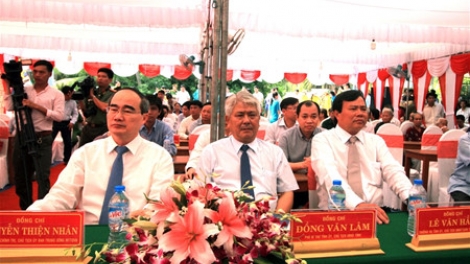 Chủ tịch UBTW MTTQVN Nguyễn Thiện Nhân pấh bhiệc bhan bhrợ têng poong vel bhươl ta lưm hơnh déh 25 c’moo bhrợ padưr tỉnh Trà Vinh