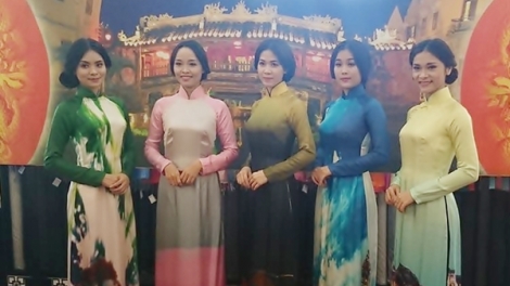 Festival Tơ lụa- bh’nơơn tr’naanh Việt Nam lâng bha lang k’tiếc c’moo 2017 ta bhrợ đhị phố ty Hội An