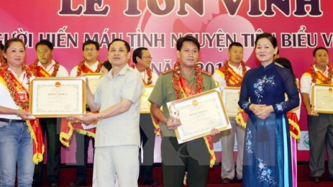Bhiệc bhan déh hơnh 100 cha nắc cher đoọng a ham tiêu biểu cóh prang k’tiếc k’ruung