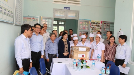 Bộ trưởng Bộ Y tế bhrợ bhiệc lâng tỉnh Kon Tum