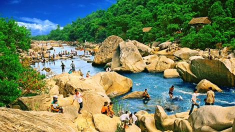 Bấc bh’rợ pr’hay t’pấh cóh bhiệc bhan du lịch cha noọng tỉnh Bình Định c’moo 2017